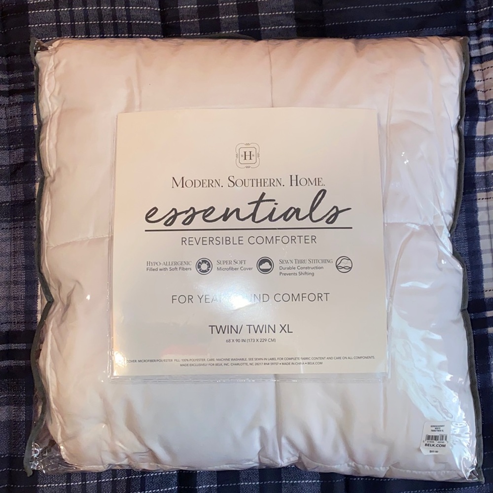 NWT White Reversible Comforter (Twin/Twin XL)